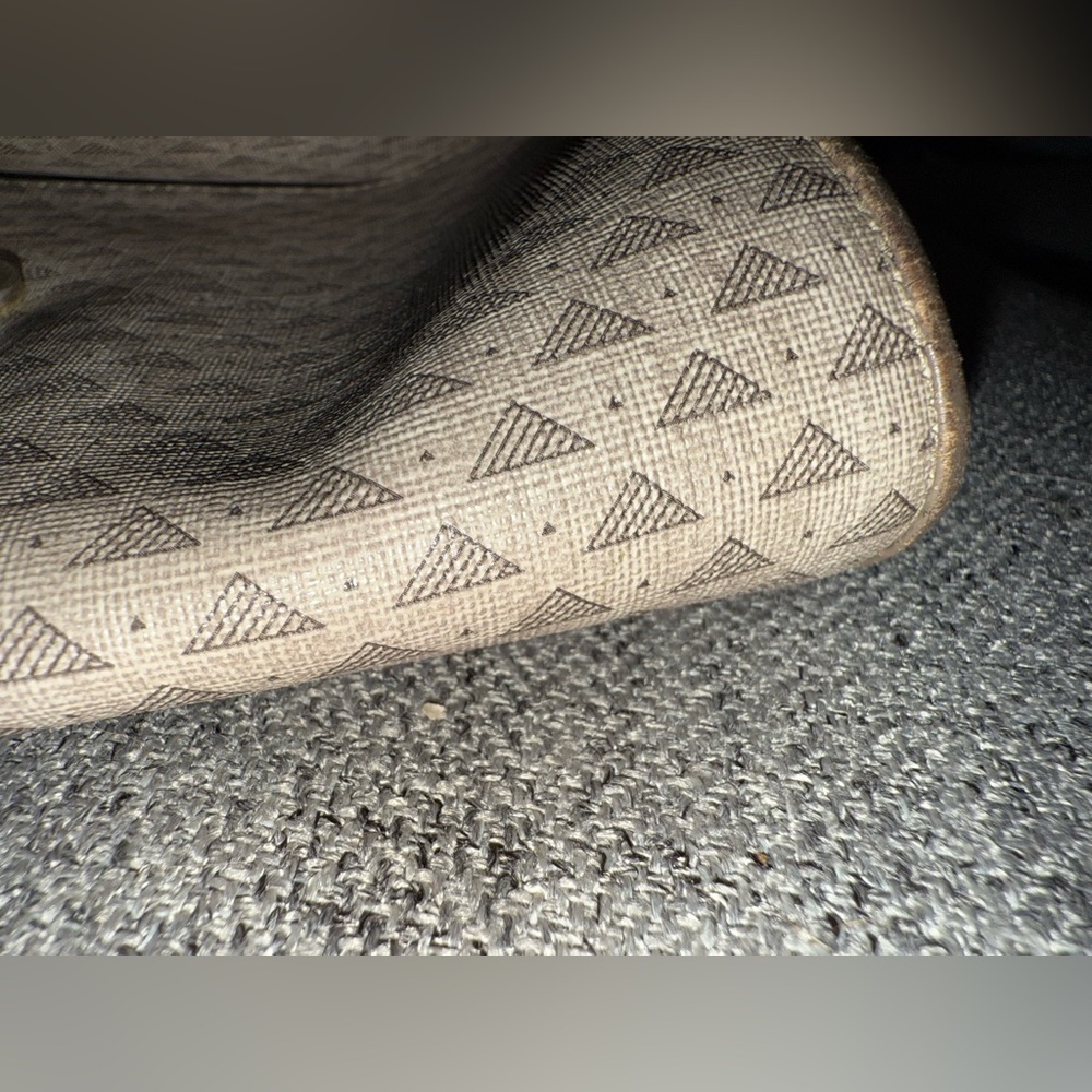 Geometric Patterned Clutch - Picture 5 of 13